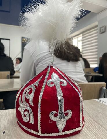 национальная рубашка: Продаю головной убор красного цвета в хорошем состоянии