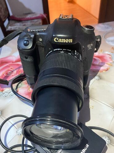 Fotokameralar: Canon EOS 7D markalı qara rəngdə fotoaparat. Üzərində Canon Zoom Lens lalafo.az -da Fotokameralar: Canon EOS 7D markalı qara rəngdə fotoaparat. Üzərində Canon Zoom Lens