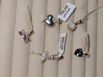 Privesci za nakit: Srebrni privesci sa raznovrsnim motivima, emajlom i cirkonima Opis: - — 10