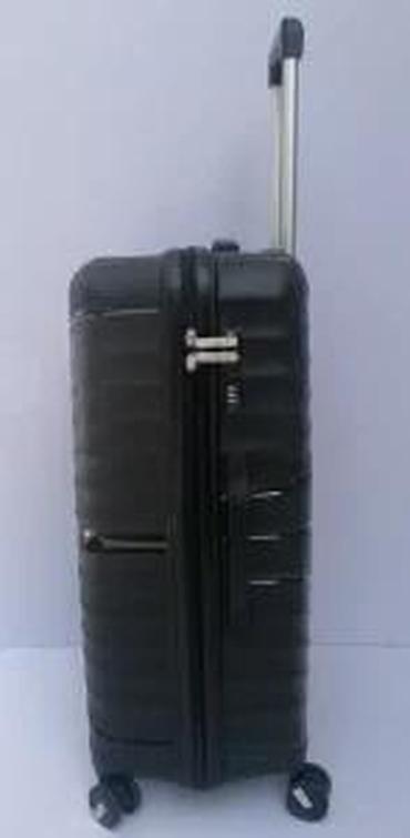 Putni koferi i torbe: Tvrdi kofer na točkiće – crni, sa šarama u dijagonalnom reljefu — 17