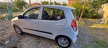 hyundai salon: Hyundai i10, ağ rəng, 5 qapı, kompakt hetçbek. Texniki və komfort — 7