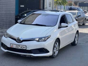 продажа автовоза: Toyota Auris: 2017 г., 1.8 л, Вариатор, Гибрид, Хэтчбэк