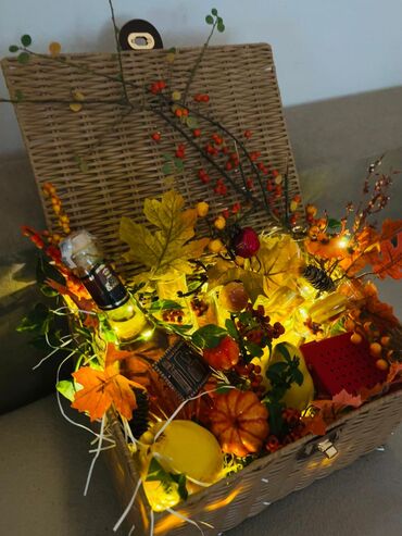 Kompleti namirnica: Poklon korpa – premium set za degustaciju Sadržaj: - Pletena košara — 2