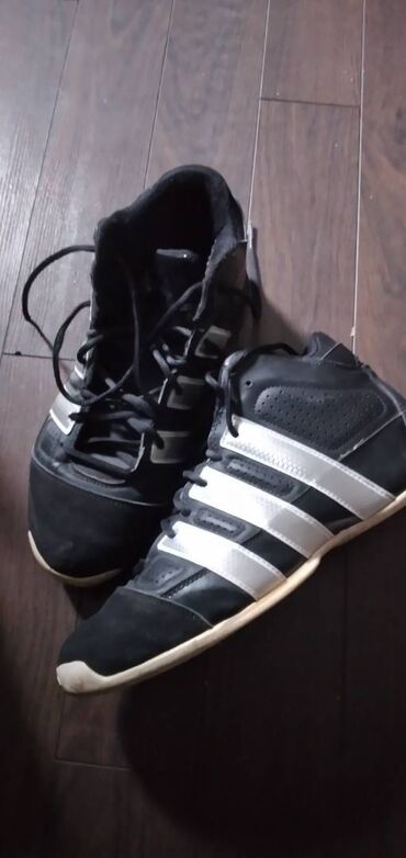 Кроссовки и спортивная обувь: Кроссовки Адидас оригинал, б/у. Размер 41,5. Носил один год. Покупал в