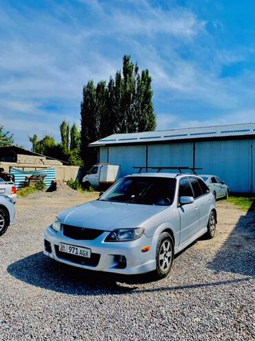 машину в кредит без первоначального взноса: Автомобиль Mazda Familia Wagon серебристого цвета. На крыше