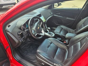 Chevrolet: Chevrolet Cruze sedan – parlaq qırmızı rəngdə, şəhər üçün dinamik və — 6