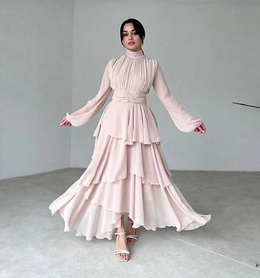 Zərif pudra rəngində uzun şifon don - Model: yüksək boğazlı, ön və
