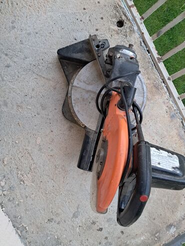 Setovi akumulatorskog alata: Milwaukee i DeWalt setovi alata u koferima 1) Milwaukee ručna kružna — 10