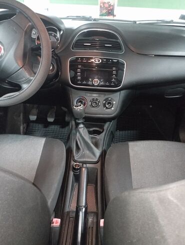 Fiat: Unutrašnjost automobila Fiat hečbek, sa tamnom unutrašnjošću i — 10