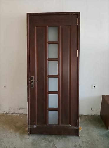 Mebel/qapı: Şüşəli taxta otaq qapısı . 2 metr hūndūrliy. 90 eni. 5