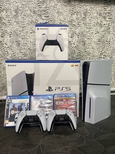 PS5 (Sony PlayStation 5): Продам PS5 (с дисководом) В комплекте 2 оригинальных (новых)
