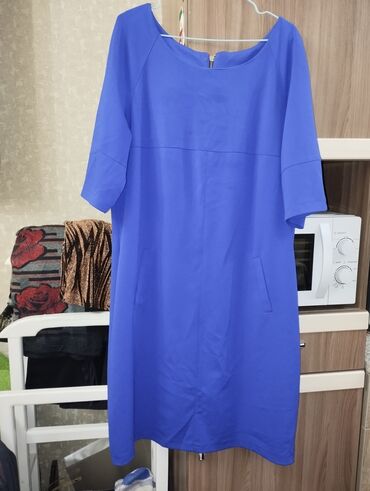Повседневные платья: Два платья по 500 сомов, синее и цвет "лайм". 50-52 размер. Очень