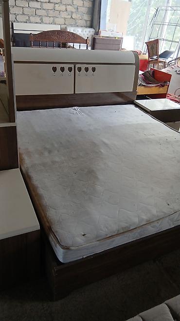 divan masa: - Qırmızı rəngli, modern dizaynlı divan. Yumşaq toxumalı parça üzlük — 9