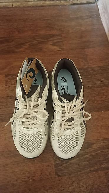 калыб: Кроссовкалар, 41.5, Asics, Жаңы, түсү - Саргыч боз, Акысыз жеткирүү — 2