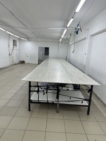 стол для швейной машины: Кройный стол сатылат. Узуну 9 метр,ширина 1,88 см
