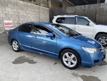 хонда сивик акпп: Седан Honda Civic синего цвета, оснащенный черными кожаными сиденьями