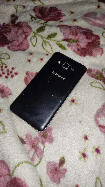 телефон б: Срочно продаётся Samsung состаяние-хорошое 8ГБ- памяти работает но