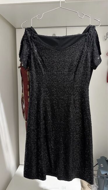 Платья: Черное платье с пайетками всегда в тренде, очень в выгодном фасоне