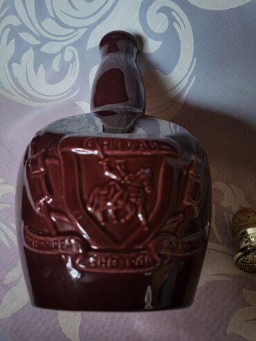 Čaše: Flasa za pice,nova,vintaz dihtujuca porcelanska. Flasa bordo boje,sve — 10