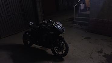 спорт баик: Спортивный мотоцикл в стиле Kawasaki Ninja, черный, с полным — 3