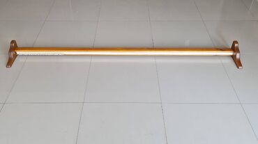 карниз деревянный: Карниз деревянный для штор (однорядный), б/у. Длина карниза 159 см