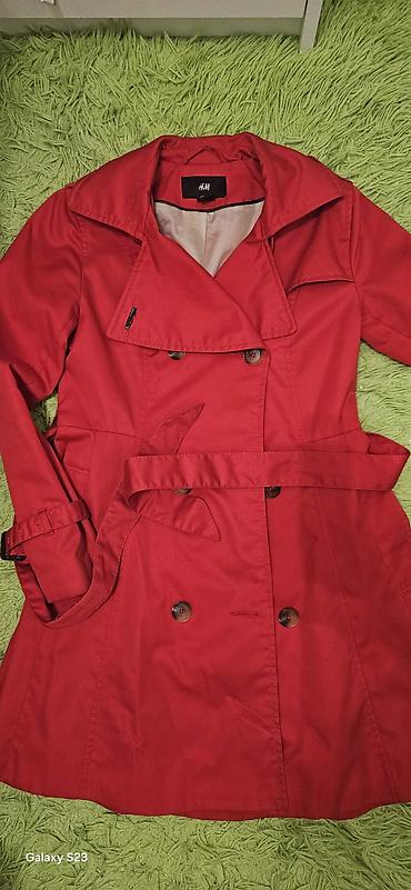 axe cizme: H&M ženski trenč kaput u crvenoj boji. - Model: klasični dvoredni — 1
