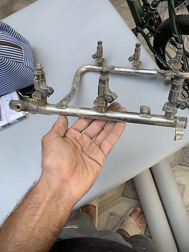 Avtomobil üçün qaz sistemi kollektor/trubası təqdim olunur. Şəkillərdə — 1