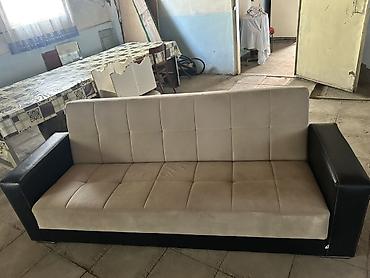 Çevrilən divan – bej oturacaq/süet toxumalı parça və qara eko‑dəri