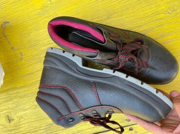 Botinkalar: Qara rəngdə uniseks təhlükəsizlik botları iş mühitində ayaqları — 4