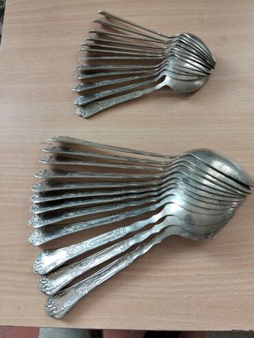 qasiqlar: Metal qaşıqların iki dəsti, hər dəstdə təxminən 10-15 ədəd qaşıq var