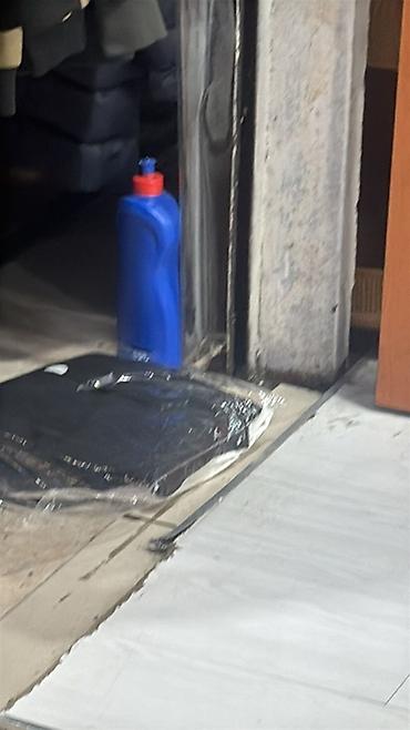 plastik ayna qapi: Qara rəngli metal asılqan/tutacaq. Divara və ya panel üzərinə — 2
