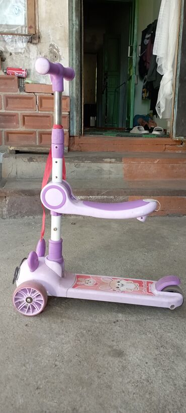 продаётся велосипед: Срочно продаю в связи с уездом! велик розовый 7т велик зелёный 1'500