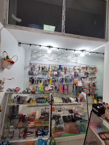 вешалка для одежды из дерева: Şüşə vitrinler, şkaf, asilqan panel ve polkalar satilir. normal