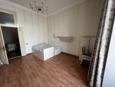 Mağazalar: Mərkəzdə yerləşən küçə səviyyəli obyekt/menzil. Tarixi binanın birinci — 10