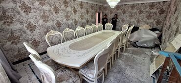 Другие стулья: Предлагается овальный стол с резным декором и 12 стульев с мягкими