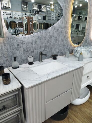 hamam kuncluyu: Ağ və boz rənglərdə olan, müasir üslubda hazırlanmış lavabo dolabı
