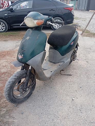 скутер ондоо: Скутер 50 см³ (ориентировочно, класс Honda/Dio) зеленого цвета. ЗАДНЕЕ — 2