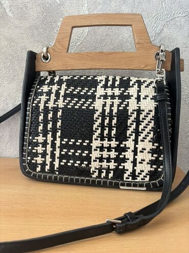 Riyaziyyat: Əl çantası, Charles & Keith, İşlənmiş
