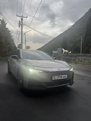byd e1: Toyota bZ3: 2024 г., Электромобиль, Седан — 6