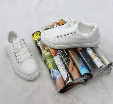 Women's Sneakers and athletic shoes: 36-41
2000 — 9