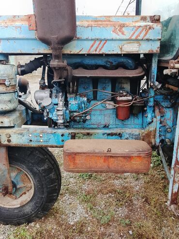 Traktorlar: Kənd təsərrüfatı üçün tək kabinalı təkərli traktor Xüsusiyyətlər: - — 24
