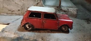 retro gramofon: Metaldan hazırlanmış klassik Mini Cooper üslublu model avtomobil — 4