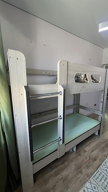 bunk bed: Двухъярусная детская кровать из ЛДСП в светлом древесном оттенке — 2
