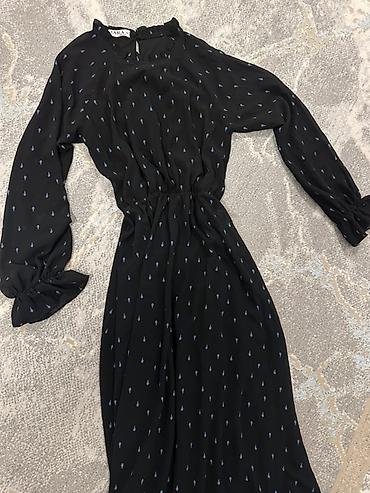 Платье ZARA, черное с мелким голубым принтом. - Длина миди - Легкая at lalafo.kg Платье ZARA, черное с мелким голубым принтом. - Длина миди - Легкая