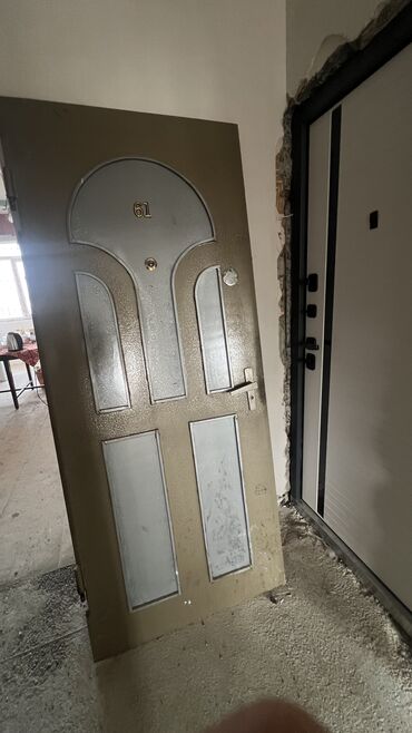 Döşəmə: Əla vəzyətdə, evin qapısı dəyişdirildiyinə görə satıram. Sola açılır