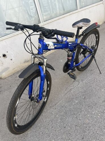 Kimya: Göy rəngli, qatlanan dağ velosipedi. Bu model müxtəlif ərazilərdə