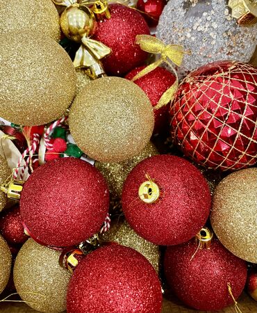 Ёлочные шары и украшения: Новогодние игрушки
Около 50 шт, разные
300 сом