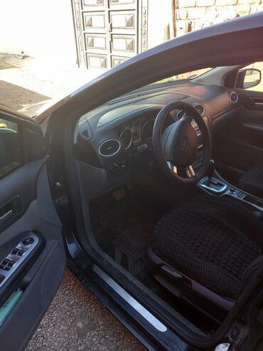 Ford: Ford Focus – universal (kombi) kuzov, qara rəng. Xarici: - Universal — 2