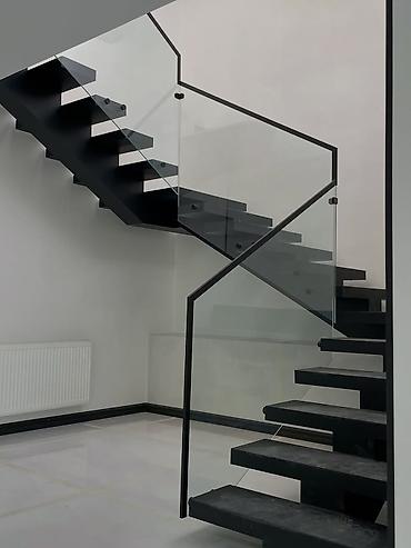 Ev və bağ: Şüşə məhəccər və müasir pilləkən sistemləri - Dizayn: Minimalist və — 1