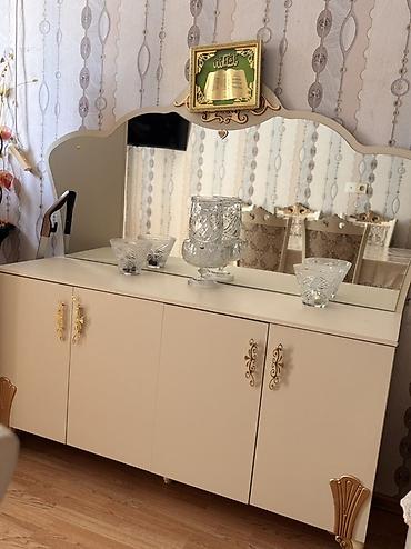 mebel shkaf: Zövqlü dizaynlı bufet-güzgü dəsti - Rəng: krem/bej tonları, qızılı — 1
